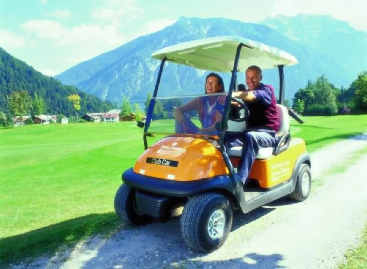 Mit den eigenen GolfCars direkt auf das Grün.