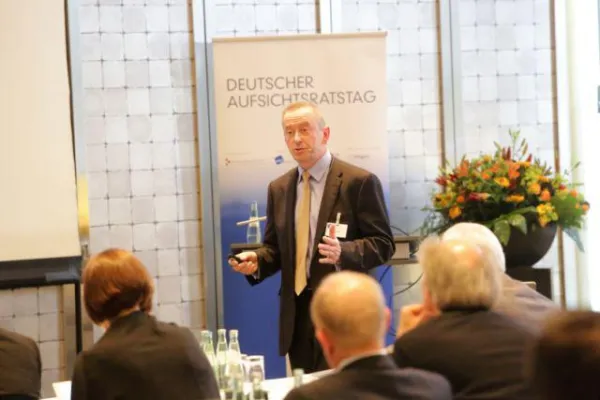 Bild: Nathan Birtle präsentiert Diligent Boards auf dem Deutschen Aufsichtsratstag