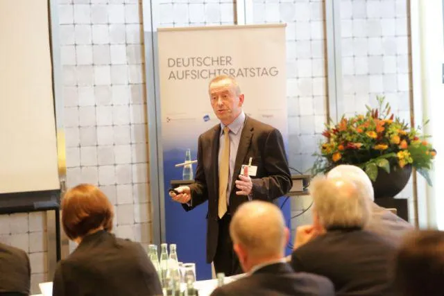 Bild: Nathan Birtle präsentiert Diligent Boards auf dem Deutschen Aufsichtsratstag
