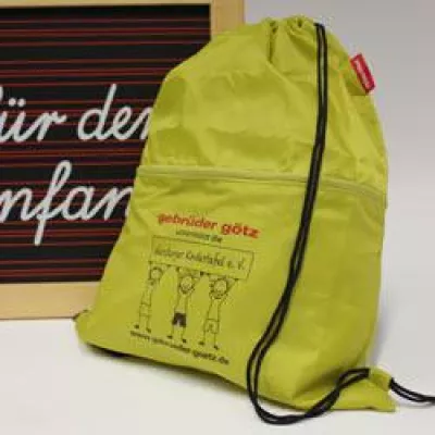 Bild: gebrüder götz verkauft Charity-Turnbeutel zugunsten der Würzburger Kindertafel e.V.