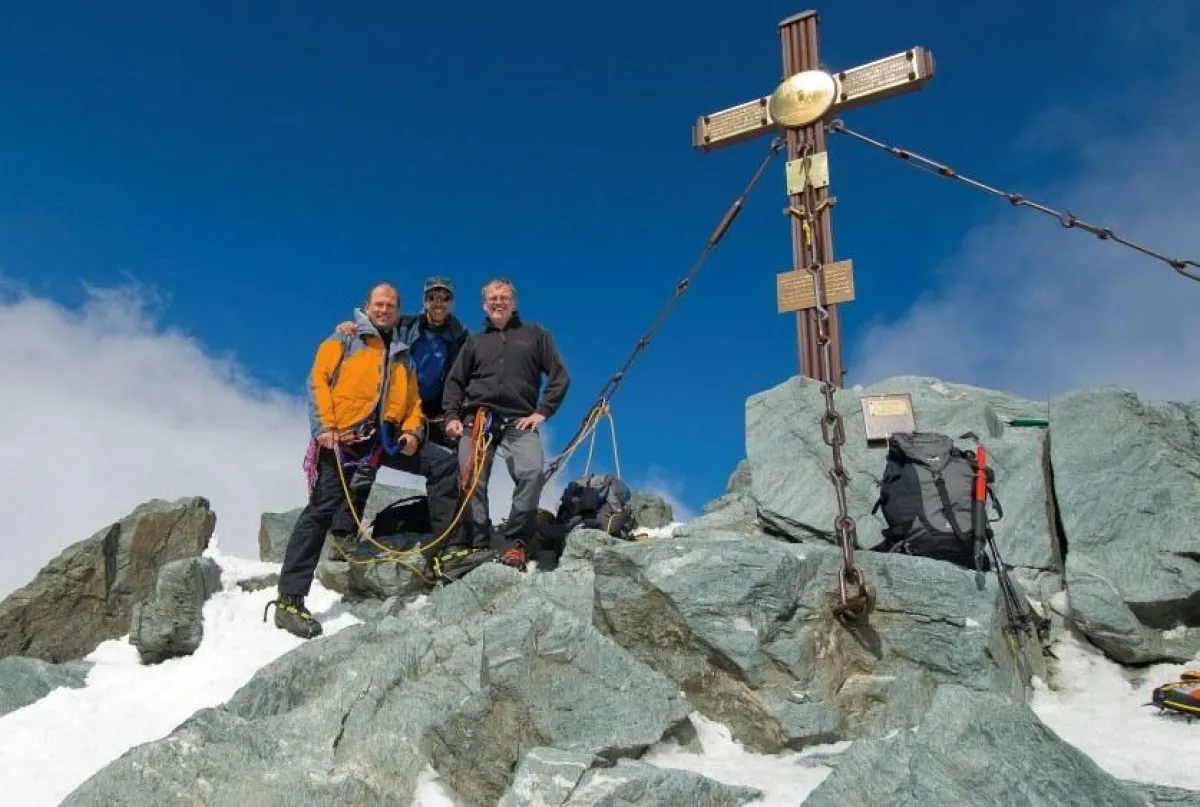 Die Aussicht vom Gipfel des Großglockners reicht von den Julischen Alpen bis über die Dolomiten. (Qu