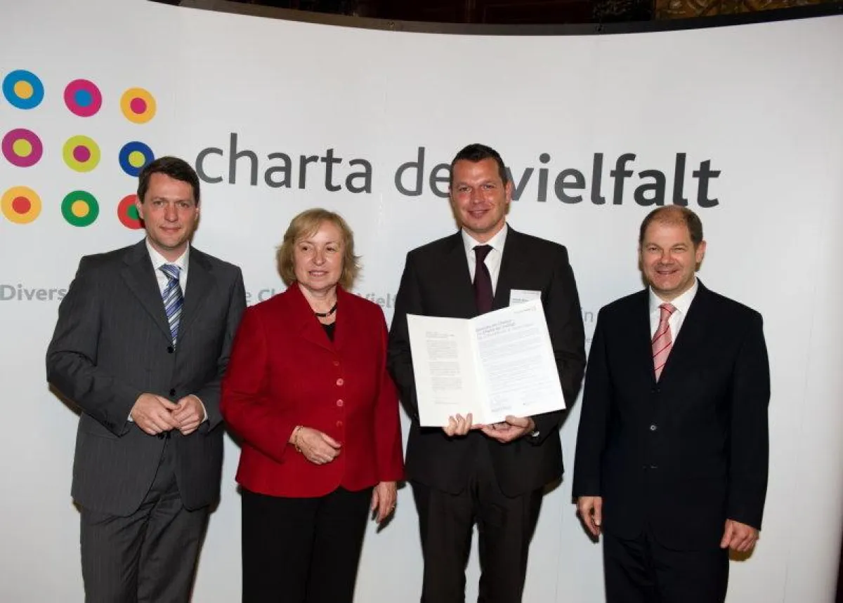 Übergabe der Charta an Readyfact: Senator Dietrich Wersich, Staatsministerin Prof. Dr. Maria Böhmer, Readyfact-Geschäftsführer Christian Braun, Bundesminister Olaf Scholz (v.l.n.r.).