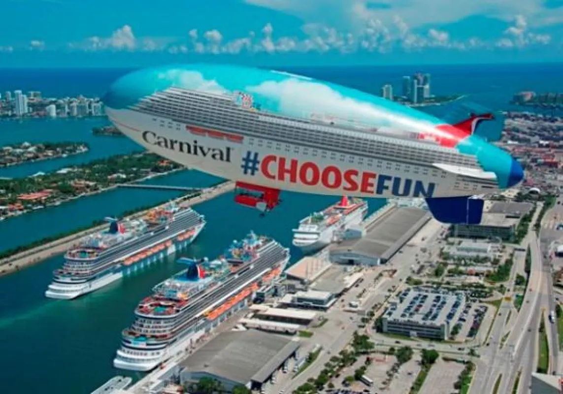 Carnival in der Luft und auf dem Waser. Der Zeppelin begleitete die Canival Horizon (rechts vorne)