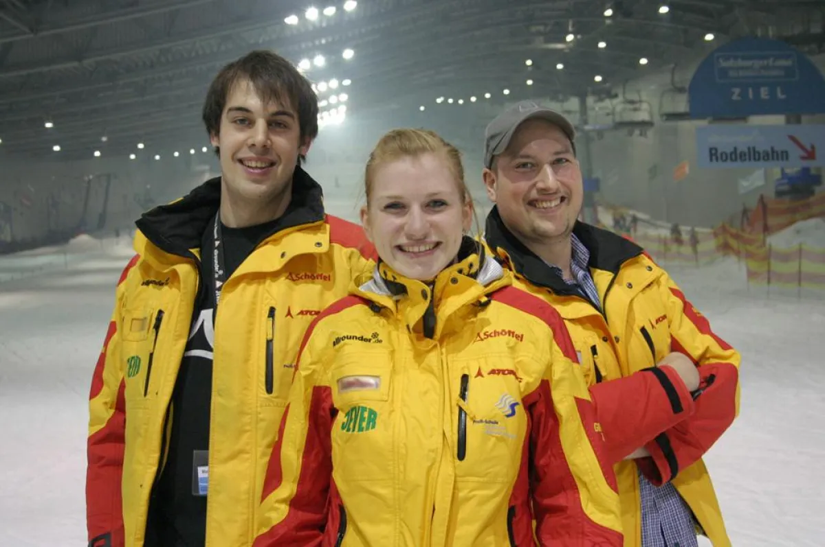 Pressefoto Auszubildende der JEVER SKIHALLE Neuss auf der Piste
