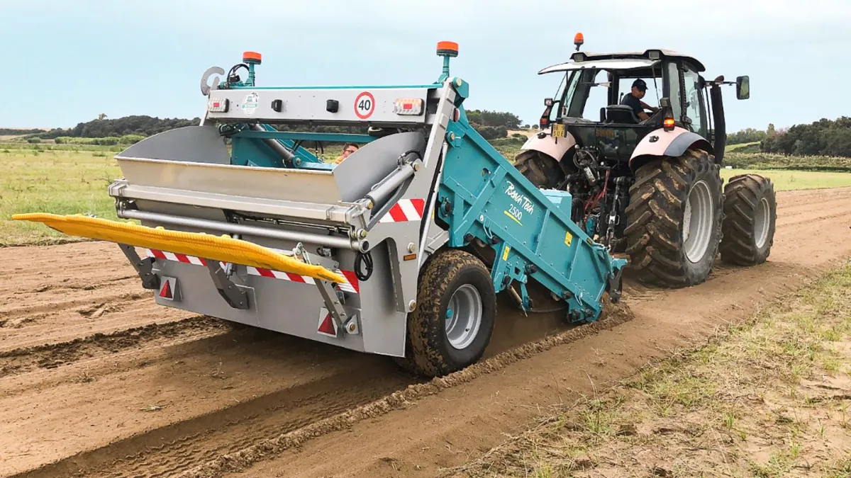 Ein BeachTech 2500 entfernt Steine, Unkraut und Wurzeln aus einem Karottenacker. (© Kässbohrer Geländefahrzeug AG)