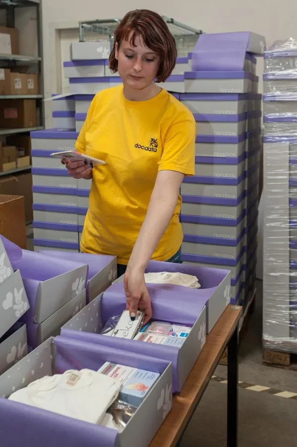 Docdata-Mitarbeiterin beim Versand von Nonabox