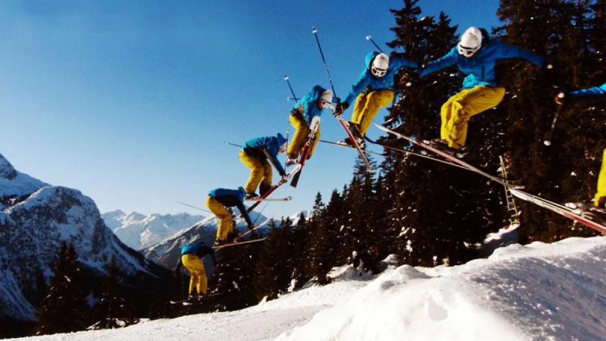 Toni Reindl vom Atomic Freeski Team zeigt, wie?s geht. Weiterbildung ist angesagt!