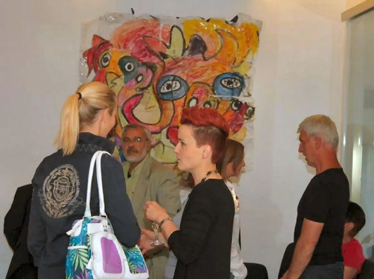 Buntes Treiben auf der Vernissage.