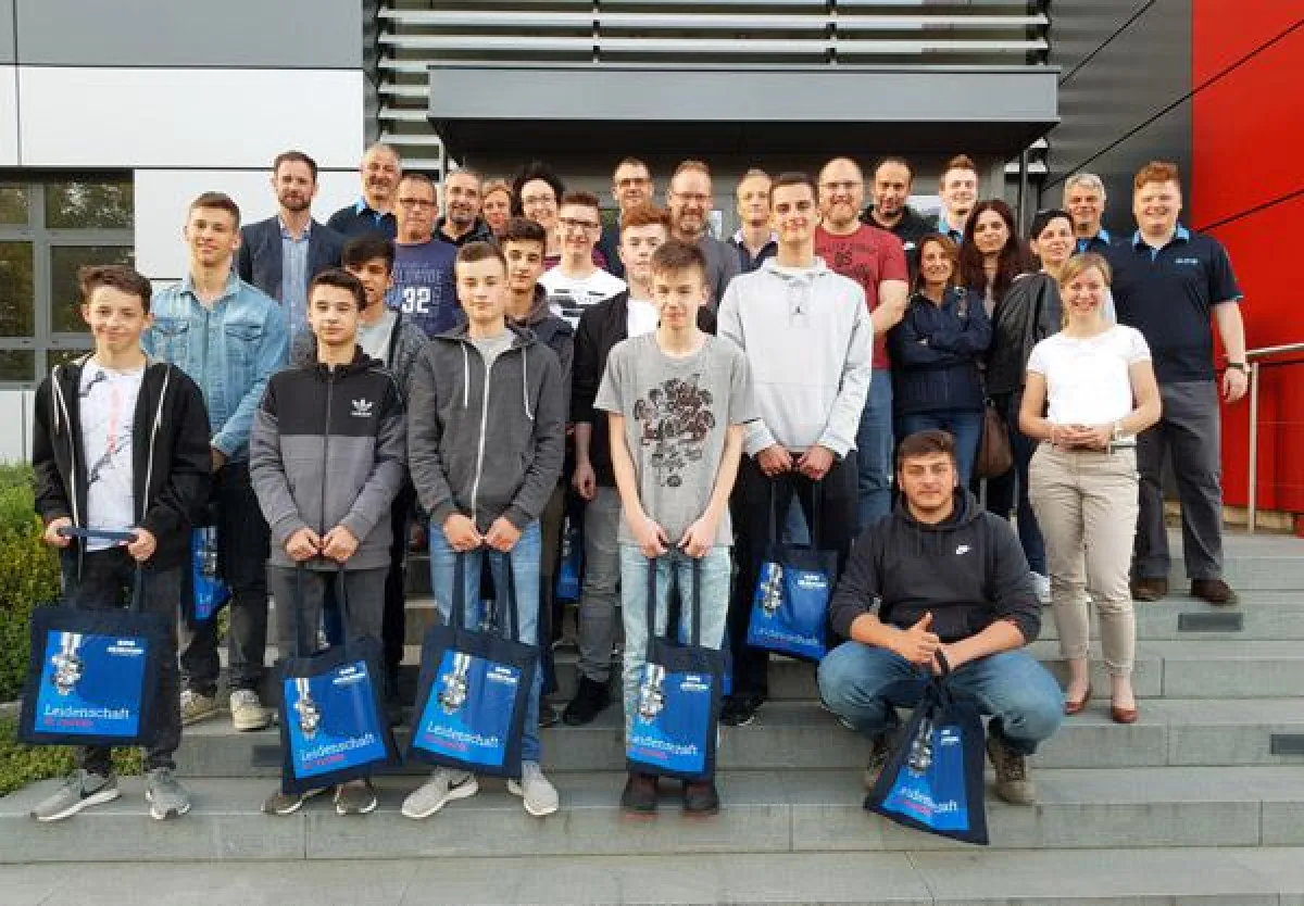 Eine tolle Mannschaft: Die A- und B-Jugendspieler des FV Knittlingen und die KIESELMANN GmbH.