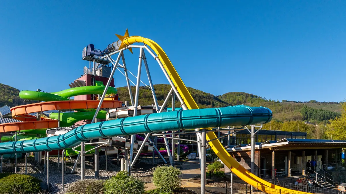22 Meter Höhe, 120 % Gefälle: der ShootingSTAR. Deutschlands höchste Outdoor-Wasserrutsche. (© AquaMagis Plettenberg GmbH)