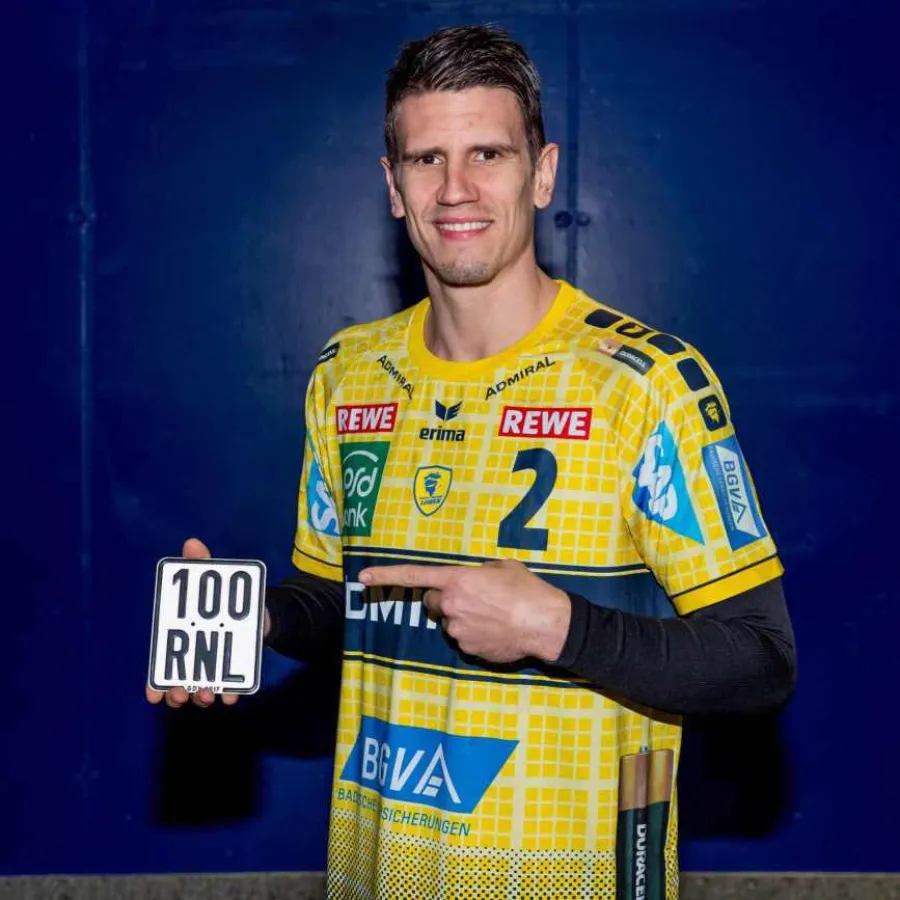 BGV-Markenbotschafter Andy Schmid, Kapitän der Rhein-Neckar Löwen, mit dem RNL-Wunschkennzeichen