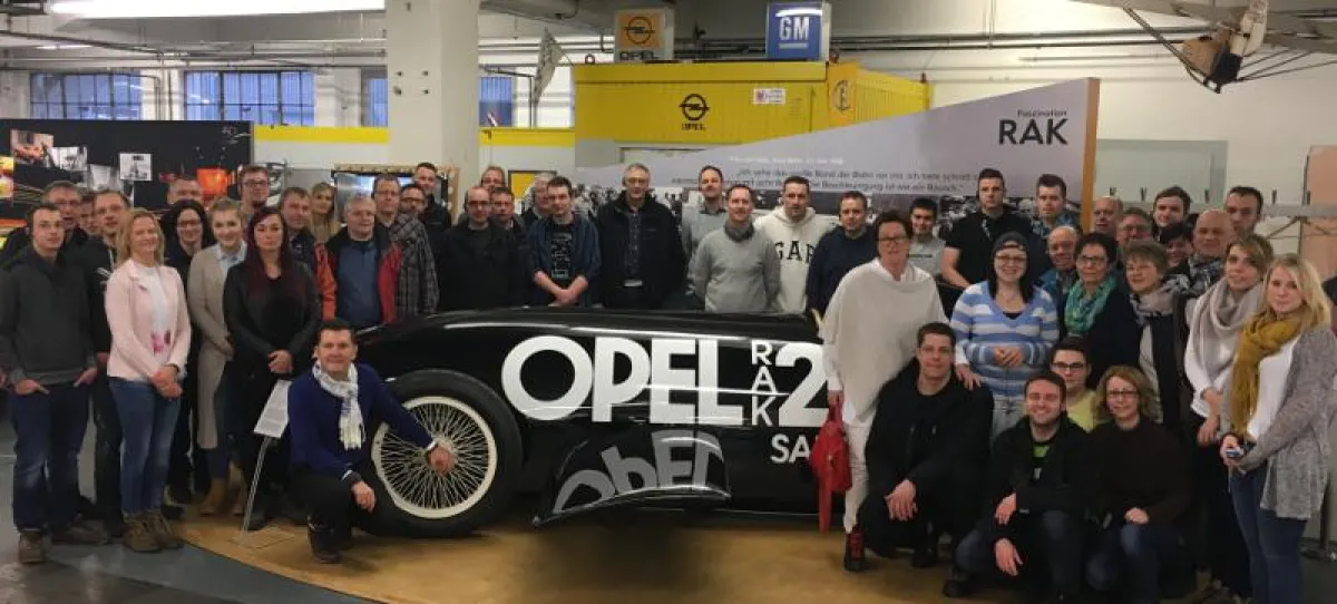 Das Heidenreich-Team mit dem Opel RAK2 in Rüsselsheim. Quelle: Autohaus Heidenreich