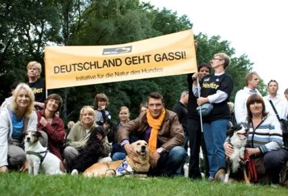 Bild: Hardy Krüger jr. führte bei „Deutschland geht Gassi“ 130 Hunde und Halter in Hamburg an