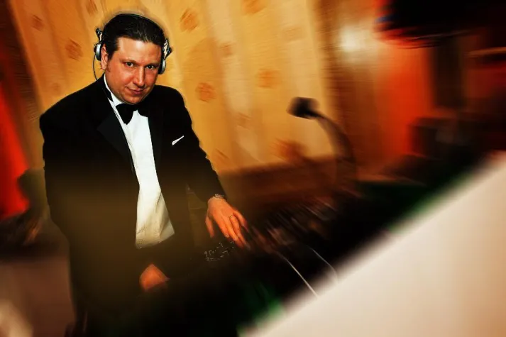 Bild: Der Musik-„Macher“ im Hintergrund