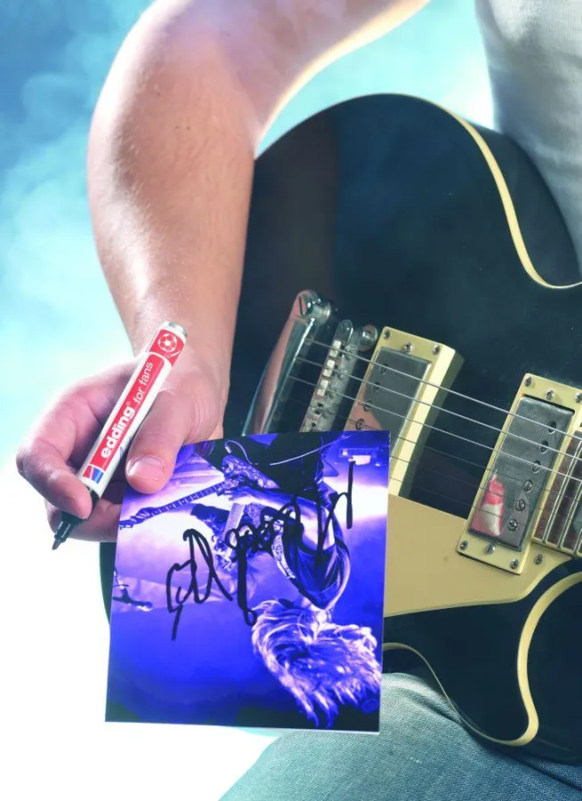 Ob auf Autogrammkarten, CD-Covern, Textilien, Leder oder Kunststoff: Das Jagdrevier des edding Autogramm Markers erstreckt über fast alle Materialien.