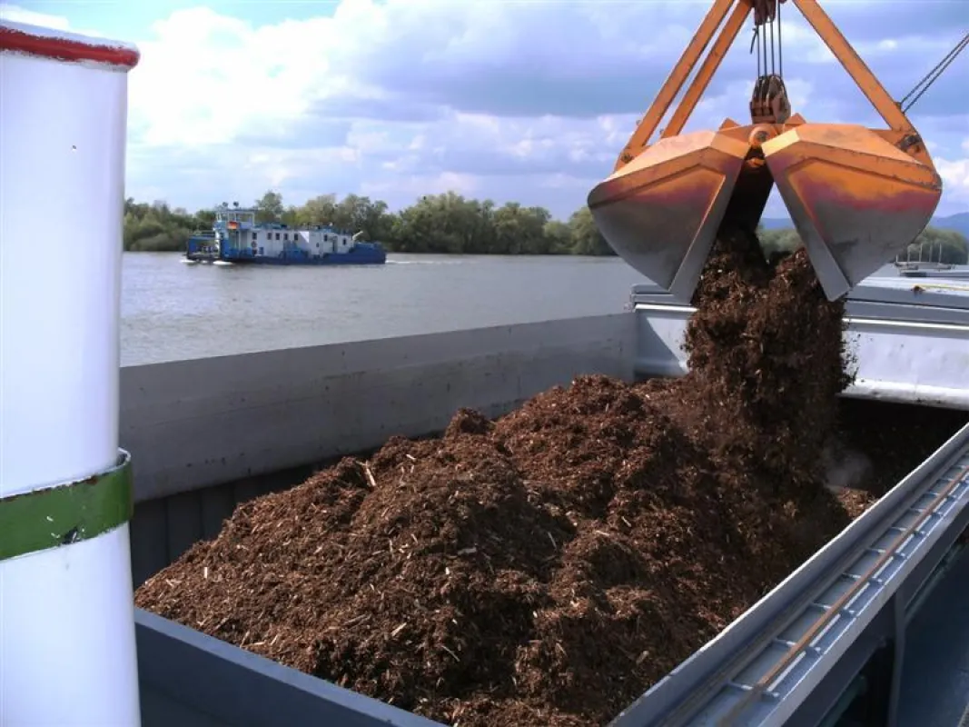 Nachhaltige Entsorgung: Umschlag der Baumrinde auf ein Binnenschiff