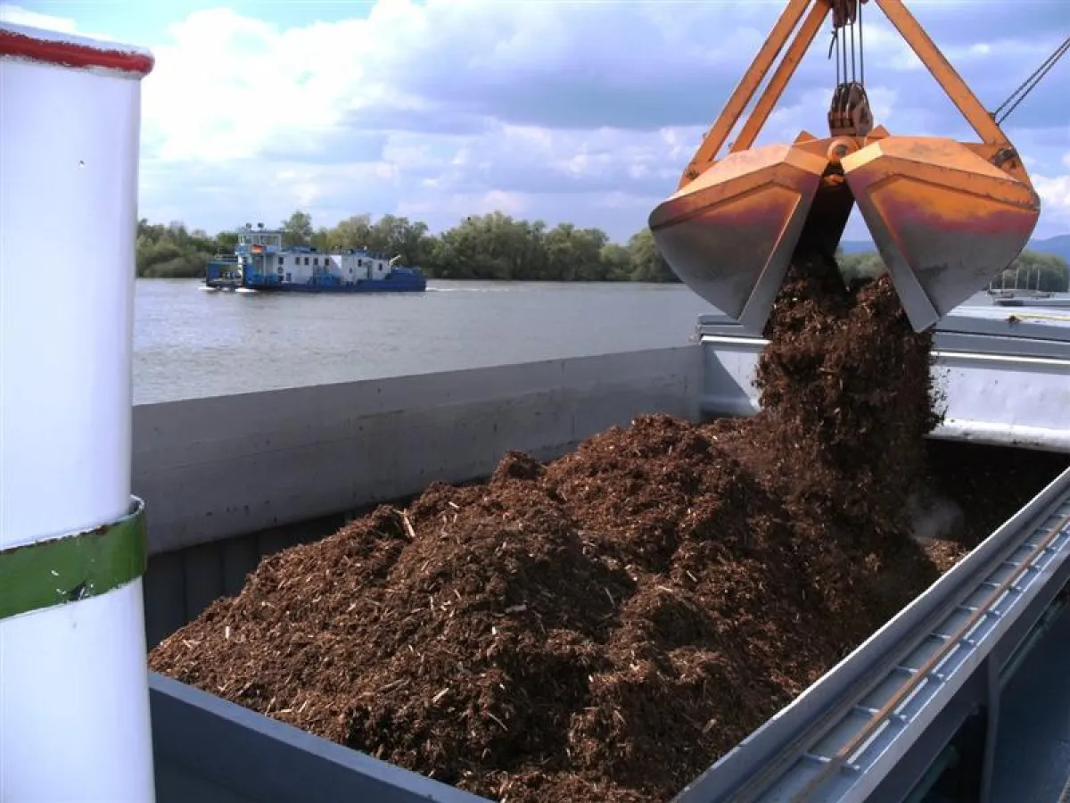 Nachhaltige Entsorgung: Umschlag der Baumrinde auf ein Binnenschiff