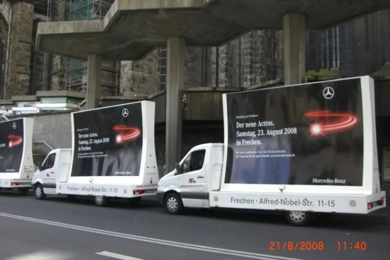 Bild: Mobile Plakate lassen den Mercedes-Benz Stern der neuen Actros Serie heller strahlen