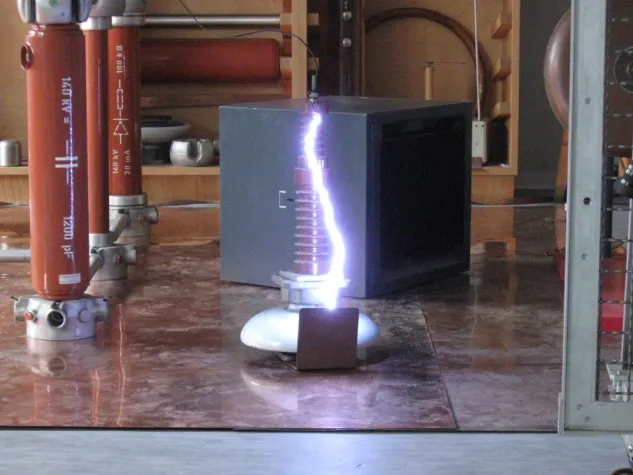 Bild: Weltrekord im Hochspannungslabor