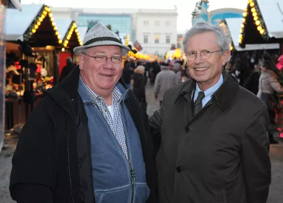 Bild: Prominenter Start: Wilhelm von Boddien eröffnet den Nostalgischen Weihnachtsmarkt auf dem Schlossplatz