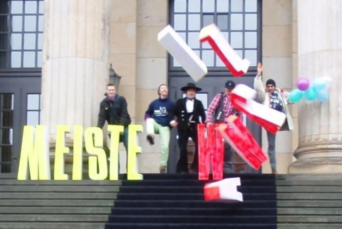 Mit Schwung stürzt der 