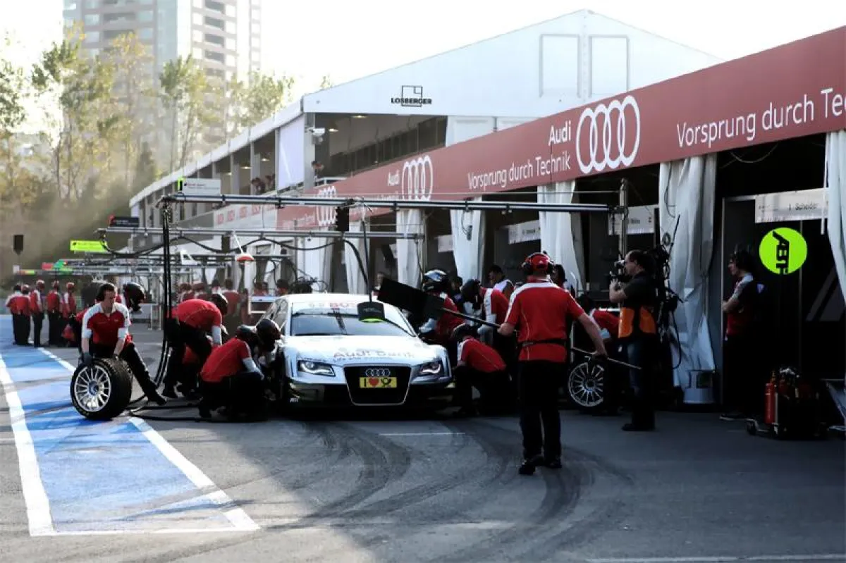 Die Boxenanlage mit Losberger Zelten: Der optimale Boxenstopp dauert dreieinhalb bis vier Sekunden