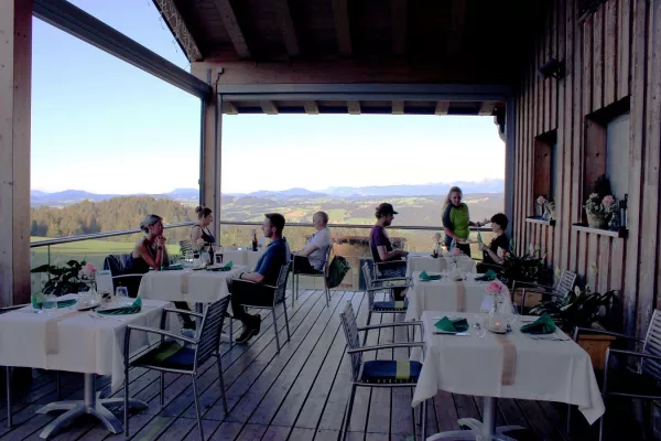 Bild: skywalk allgäu: Gewinnerpaare von "Schweben auf Wolke 7" genießen romantische Stunden im Naturerlebnispark