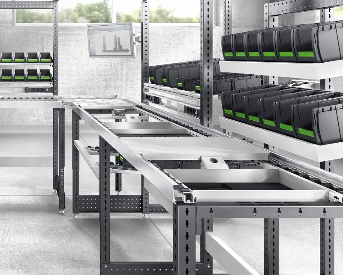 avero Fertigungslinie mit Monitorhalter, perfo Werkzeughaltern und bottBoxen.