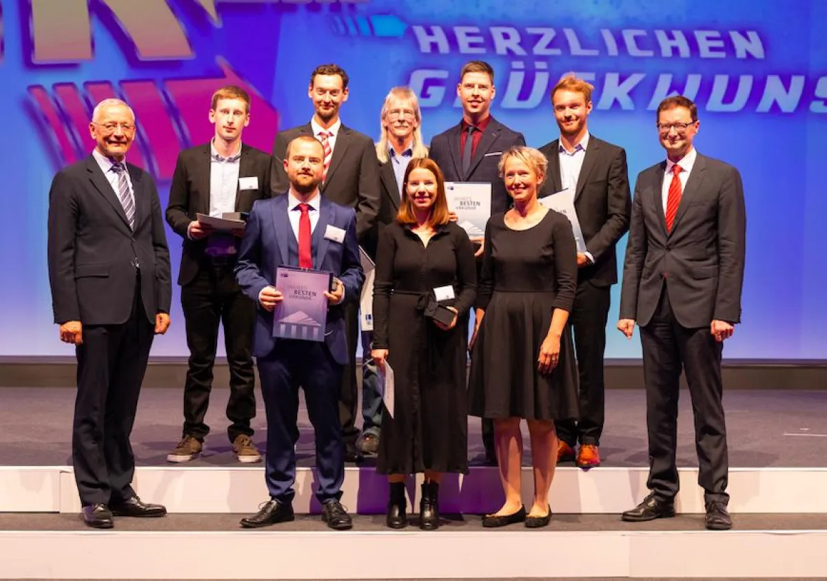 Bestenehrung der IHK Karlsruhe. Richard Seidel (2. Reihe, 2. v.l.n.r.) Opterra Wössingen GmbH