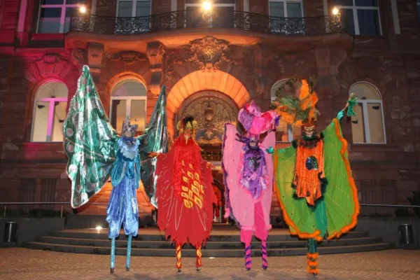 Bild: Tanz unter Sauriern. Begegnung, Austausch und Kennenlernen der Welt von Senckenberg in lockerer Atmosphäre