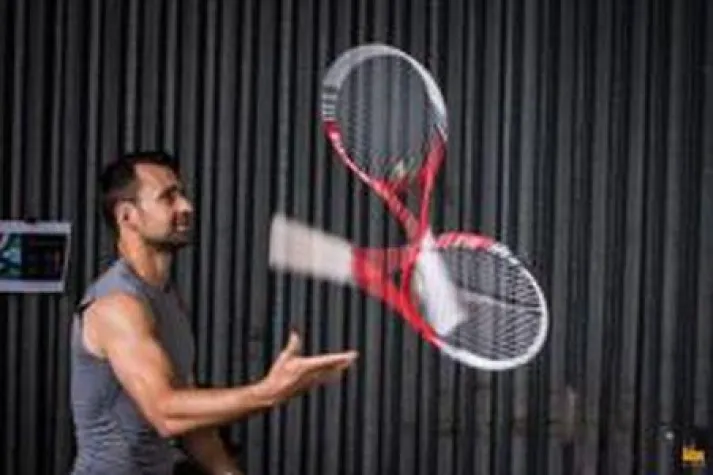 Nicolas Kiefer schlägt auf Tennis- und Golfplätzen auf Der IOS-Markenbotschafter engagiert sich auch karitativ Bild: Nicolas Kiefer schlägt auf Tennis- und Golfplätzen auf Der IOS-Markenbotschafter engagiert sich auch karitativ