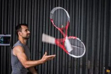 Nicolas Kiefer schlägt auf Tennis- und Golfplätzen auf Der IOS-Markenbotschafter engagiert sich auch karitativ Bild: Nicolas Kiefer schlägt auf Tennis- und Golfplätzen auf Der IOS-Markenbotschafter engagiert sich auch karitativ