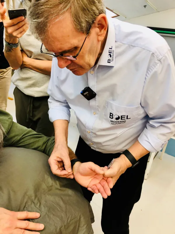 Prof. John Boel bei der Akupunktur-Behandlung im Rahmen eines Master-Kurses. (© Akupunktur Universitetet)