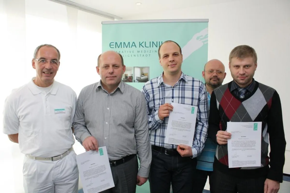 Ukrainische Ärzte erhalten von der Emma Klinik eine Schulungsbestätigung.