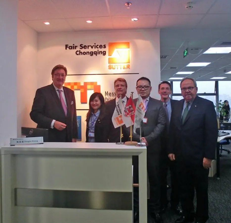 (v.l.n.r.) Dirk Elbers, Oberbürgermeister von Düsseldorf, Maggie Xu, stellv. Call-Center Managerin d