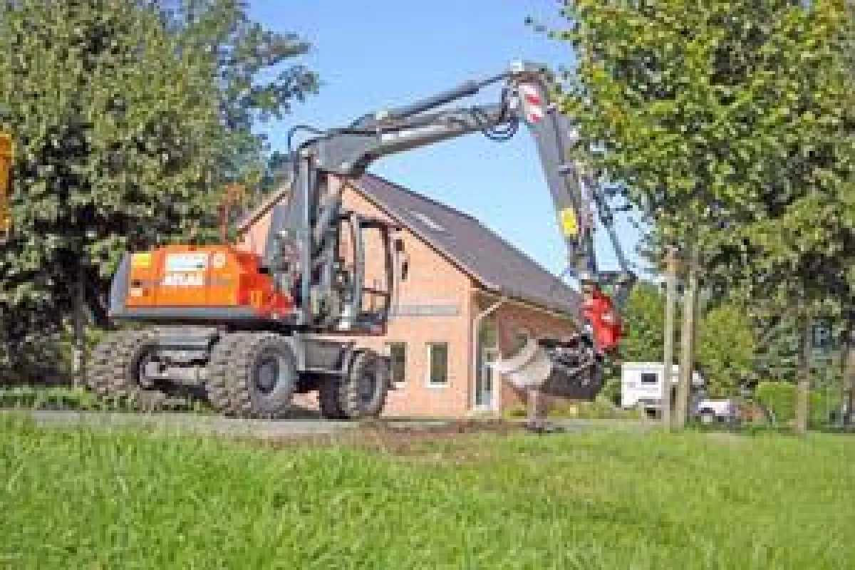 Feinfühliges Arbeiten bei gleichzeitigem Fahren: Bankett-Erneuerung mit dem Atlas 160 W aus dem HKL