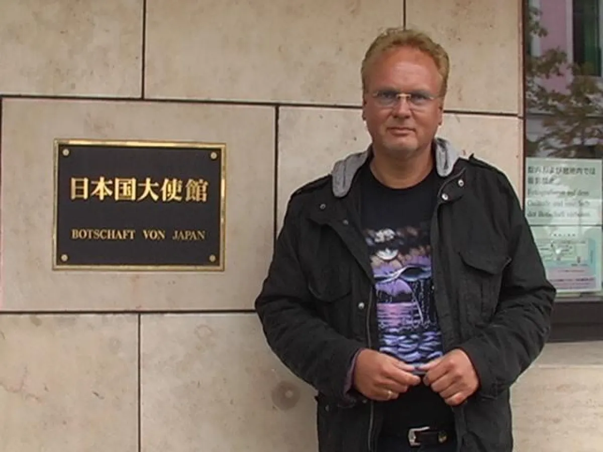 WDSF-Vorsitzender Jürgen Ortmüller vor der japanischen Botschaft in Berlin