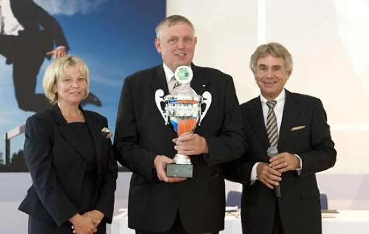 Aus den Händen von Ariane Durian und Werner Stolz (r.) bekam Karl-Josef Laumann einen Pokal überreicht.