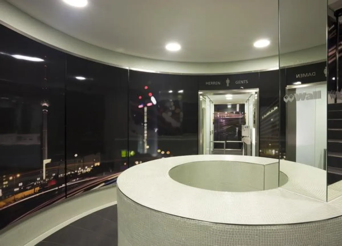 IONDESIGN: Counter im Souterrain der Toilette am Alexanderplatz