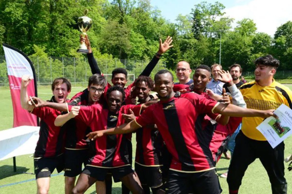 Sieger! Jubel bei den Fußballern des Berufsbildungswerks Adolf Aich Ravensburg