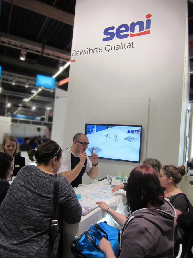 Das Minilabor am SENI Stand als ein Highlight der Altenpflege 2016_Bildquelle SENI