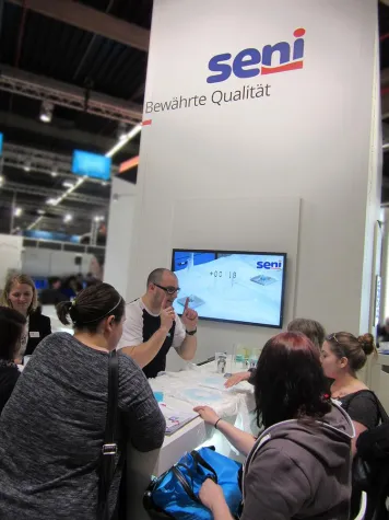 Bild: SENI präsentiert sich auf Altenpflege 2016 in Hannover