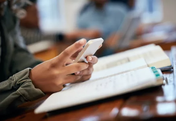 Die Dummheit der Hilflosen: Warum ein Handyverbot an Schulen falsch ist Bild: Die Dummheit der Hilflosen: Warum ein Handyverbot an Schulen falsch ist