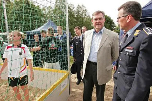 Bild: Bw-Beachen ´09 – Verteidigungsminister Dr. Franz Josef Jung eröffnet Teamsport-Event der Bundeswehr