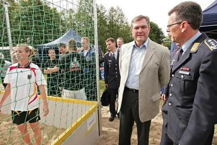 Bw-Beachen ´09 – Verteidigungsminister Dr. Franz Josef Jung eröffnet Teamsport-Event der Bundeswehr Bild: Bw-Beachen ´09 – Verteidigungsminister Dr. Franz Josef Jung eröffnet Teamsport-Event der Bundeswehr