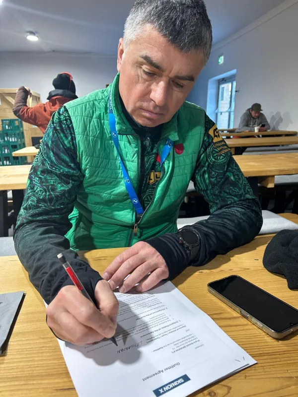 SKINION X® erweitert sein internationales Netzwerk im Biathlon. Vertragsunterzeichnung Team Litauen. (© Heppner Apparel)