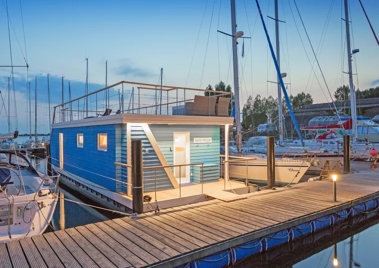 Bild: Hausboot Ostsee: Außergewöhnlich übernachten auf dem Wasser in Fehmarn und Heiligenhafen