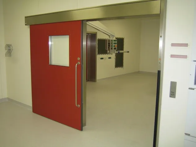 Bild: Zugangstür zum Operationssaal – Hightech, die es in sich hat