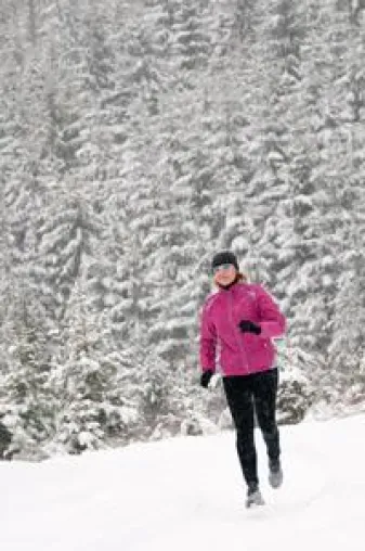 Bild: Runter von der Couch. Mit dem JogStyle auch im Winter motiviert laufen