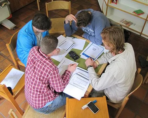 Bild: Studierende der Hochschule München beim Planspiel: Als Unternehmer im lehrreichen Realitäts-Check